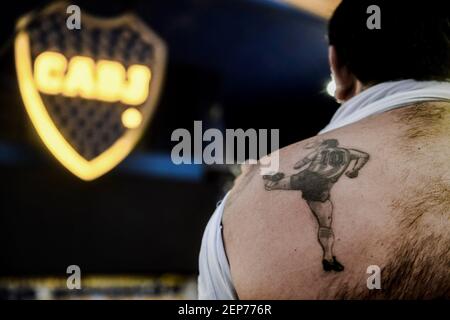 Buenos Aires, Argentina. 11 Feb 2021. Un fan di Boca Juniors con l'alias 'El Tano' (l'italiano) mostra un tatuaggio della leggenda del calcio Maradona sulle sue spalle nel quartiere la Boca. (A dpa 'l'eredità di maradona: Tra culto di san e fanghslinging' di 27.02.2021) Credit: Fernando Gens/dpa/Alamy Live News Foto Stock