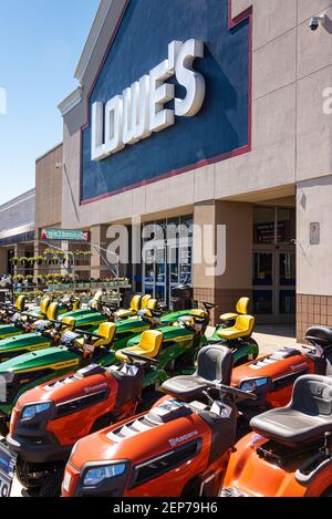 Lowe's Home Improvement store con esposizione all'aperto di trattori per prato e prodotti paesaggistici a Snellville, Georgia, appena ad est di Atlanta. (STATI UNITI) Foto Stock
