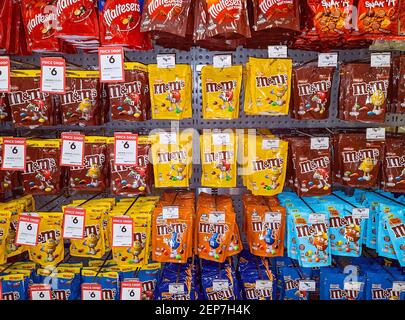 Mackay, Queensland, Australia - Febbraio 2021: Dolciumi in vendita nel negozio del centro commerciale Foto Stock