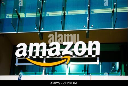 Palo Alto, CA, USA - 24 Febbraio 2021:facciata di Amazon Corporate Office, una multinazionale americana di tecnologia con sede a Seattle, Washington Foto Stock