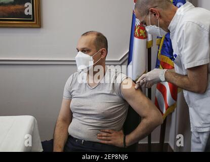 (210227) -- BRUXELLES, 27 febbraio 2021 (Xinhua) -- il 19 gennaio 2021 il ministro serbo della Sanità Zlatibor Loncar riceve una dose di vaccino cinese COVID-19 a Belgrado, Serbia. (Nikola Andjic/Tanjug/Handout via Xinhua) Foto Stock