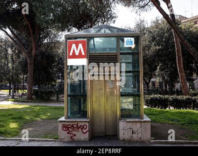 Segnale della metropolitana fuori da una stazione in città Foto Stock