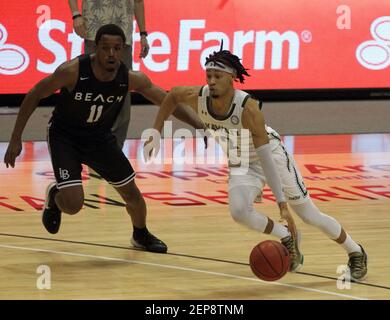 26 febbraio 2021 - Hawaii Rainbow Warriors guardia Justin Webster n.2 dribbles passato Long Beach state 49ers guardia Isaiah Washington n. 11 durante una partita tra i Hawaii Rainbow Warriors e i Long Beach state 49ers presso la Simpifi Arena presso lo Stan Sheriff Center di Honolulu, HI - Michael Sullivan/CSM Foto Stock