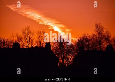 Londra, Regno Unito. 27 Feb 2021. Nuvola all'alba a Wandsworth Common. Credit: JOHNNY ARMSTEAD/Alamy Live News Foto Stock