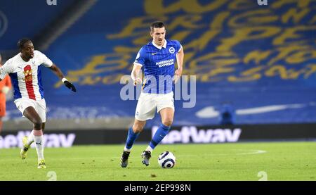 Lewis Dunk di Brighton durante la partita della Premier League tra Brighton e Hove Albion e Crystal Palace all'American Express Community Stadium , Brighton , Regno Unito - 22nd Febbraio 2021 Foto Simon Dack/Telephoto Images solo per uso editoriale. Nessun merchandising. Per le immagini di calcio si applicano le restrizioni di fa e Premier League inc. Nessun utilizzo di Internet/cellulare senza licenza FAPL - per i dettagli contattare Football Dataco Foto Stock