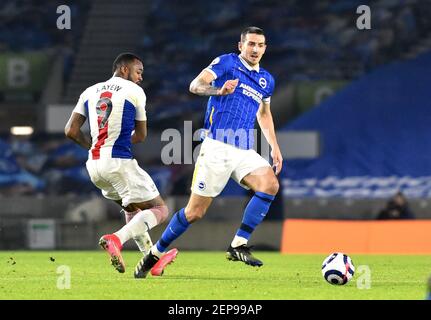 Lewis Dunk di Brighton durante la partita della Premier League tra Brighton e Hove Albion e Crystal Palace all'American Express Community Stadium , Brighton , Regno Unito - 22nd febbraio 2021. Foto Simon Dack/Telephoto Images solo per uso editoriale. Nessun merchandising. Per le immagini di calcio si applicano le restrizioni di fa e Premier League inc. Nessun utilizzo di Internet/cellulare senza licenza FAPL - per i dettagli contattare Football Dataco Foto Stock