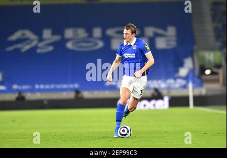 DaN Burn di Brighton durante la partita della Premier League tra Brighton e Hove Albion e Crystal Palace all'American Express Community Stadium di Brighton , Regno Unito - 22 febbraio 2021 solo per uso editoriale. Nessuna merchandising. Per le immagini di calcio si applicano restrizioni fa e Premier League inc. Nessun utilizzo di Internet/mobile senza licenza FAPL - per i dettagli contattare Football Dataco Foto Stock