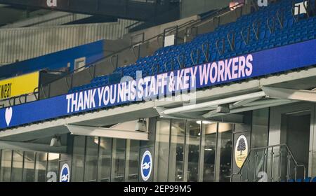 Grazie NHS personale e lavoratori chiave firmare durante la partita della Premier League tra Brighton e Hove Albion e Crystal Palace all'American Express Community Stadium , Brighton , Regno Unito - 22 febbraio 2021 solo per uso editoriale. Nessuna merchandising. Per le immagini di calcio si applicano restrizioni fa e Premier League inc. Nessun utilizzo di Internet/mobile senza licenza FAPL - per i dettagli contattare Football Dataco Foto Stock