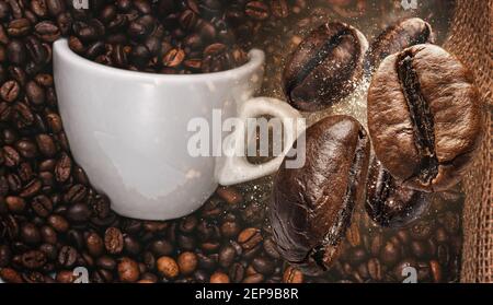 sfondo con chicchi di caffè che cadono su una tazza di caffè Foto Stock