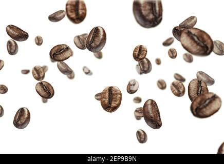 i chicchi di caffè tostati si isolano su sfondo bianco Foto Stock