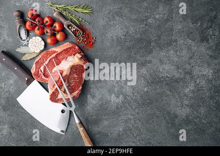 due costose bistecche di manzo marmorizzato pronto a cucinare per una cena romantica per due. Foto Stock
