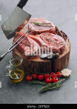 Bistecche fresche di manzo prime Black Angus. Varietà di bistecche di carne di manzo cruda per grigliare. Foto Stock