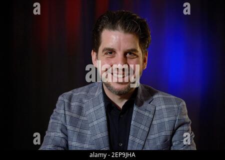 Norimberga, Germania. 20 Feb 2021. Il mago mentale Christoph kuch guarda nella macchina fotografica alla scuola segreta. Kuch ha vinto un'apparizione a Las Vegas nel talent show televisivo americano "Fool US" con un trucco magico utilizzando un pesce d'oro. (A dpa 'Goldfish trucco aiuta mago mentale fare a Las Vegas') Credit: Timm Schamberger/dpa/Alamy Live News Foto Stock