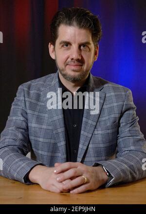 Norimberga, Germania. 20 Feb 2021. Il mago mentale Christoph kuch guarda nella macchina fotografica alla scuola segreta. Kuch ha vinto un'apparizione a Las Vegas nel talent show televisivo americano "Fool US" con un trucco magico utilizzando un pesce d'oro. (A dpa 'Goldfish trucco aiuta mago mentale fare a Las Vegas') Credit: Timm Schamberger/dpa/Alamy Live News Foto Stock
