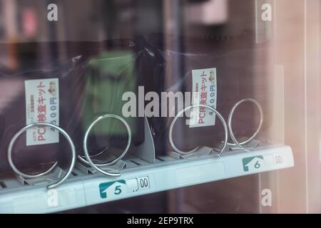 Kit di test PCR (Polymerase Chain Reaction) distributore automatico visto all'ingresso di un tempio buddista di Ueno. Foto Stock