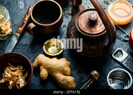 Tè con estratto di zenzero, limone e miele. Tè zenzero ingredienti Foto Stock