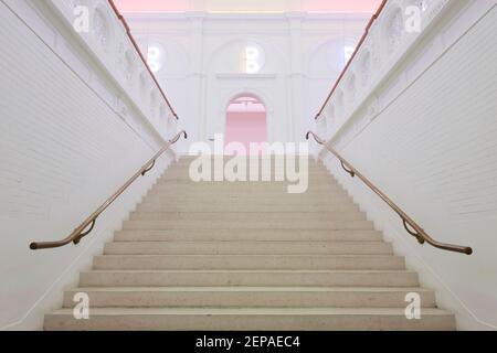 Una scala che conduce al secondo piano del Museo Stedelijk di Amsterdam, Paesi Bassi. Foto Stock