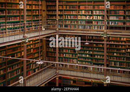 Una vecchia biblioteca all'interno del Rijksmuseum di Amsterdam, Paesi Bassi. Foto Stock