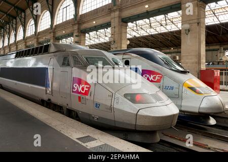 Due treni TGV SNCF in attesa ai binari all'interno della stazione Gare du Nord, Parigi, Francia, Europa. Foto Stock