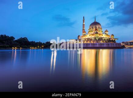 Il Putra moschea a Putrajaya in Malaysia. Foto Stock