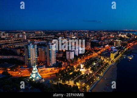 Quay della città di Samara di notte, vista aerea dal fiume Volga Foto Stock