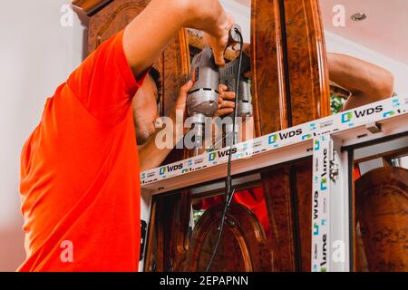 Dolyna, Ucraina 31 luglio 2020: Installazione di un serramento e finestre nella casa, finestre dalla società wds. Foto Stock