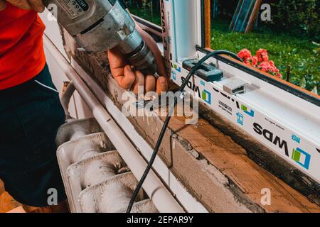 Dolyna, Ucraina 31 luglio 2020: Installazione di un serramento e finestre nella casa, finestre dalla società wds. Foto Stock