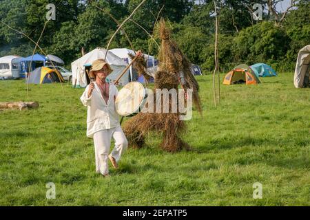 Tradizionale cerimonia druida dell'uomo di vimini al raduno di Pagan. Cotswolds, Inghilterra Foto Stock