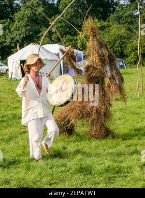 Tradizionale cerimonia druida dell'uomo di vimini al raduno di Pagan. Cotswolds, Inghilterra Foto Stock