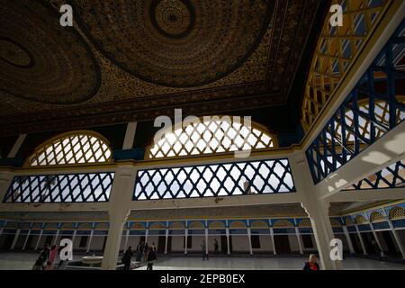 MARRAKECH, MAROCCO – 17 NOVEMBRE 2018 il grande cortile del soffitto della passerella laterale del Palazzo Bahia Foto Stock