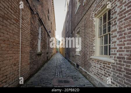 Lodge Alley a Charleston, Carolina del Sud, è una delle poche strade acciottolate rimaste della città. Charleston è famosa per i suoi vicoli nascosti e segreti Foto Stock