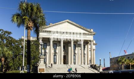 Charleston, South Carolina, USA - 20 febbraio 2021: Esterno della storica casa di dogana degli Stati Uniti. Foto Stock