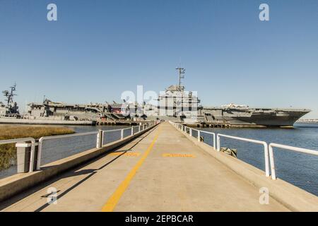 Mount Pleasant, South Carolina, USA - 21 febbraio 2021 - la portaerei USS Yorktown opera ora come museo e monumento a Patriots Point. Foto Stock