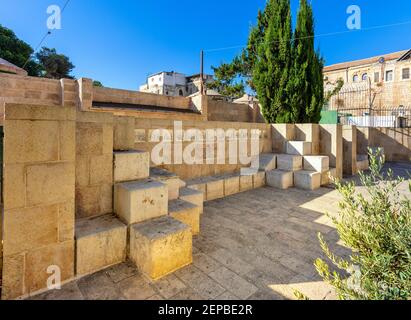 Gerusalemme, Israele - 12 ottobre 2017: Monumento via dolorosa in Via Lions di fronte alla porta dei Lions nel quartiere islamico orientale della città vecchia di Gerusalemme Foto Stock