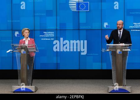 (210227) -- BRUXELLES, 27 febbraio 2021 (Xinhua) -- il presidente del Consiglio europeo Charles Michel (R) e il presidente della Commissione europea Ursula von der Leyen partecipano a una conferenza stampa dopo il primo giorno di un vertice virtuale a Bruxelles, Belgio, il 25 febbraio 2021. I leader dell’Unione europea (UE) hanno chiesto un’accelerazione della produzione e della consegna dei vaccini COVID-19 giovedì scorso, mentre il blocco si trova a dover affrontare una carenza di forniture. (Unione europea/Handout via Xinhua) Foto Stock