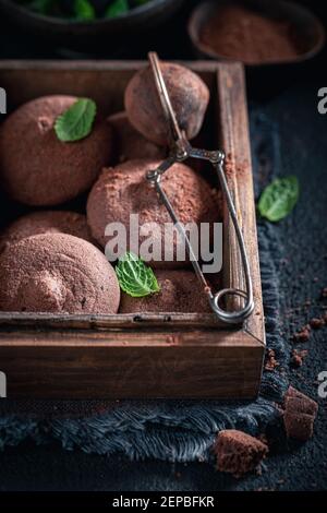 Frittelle di cioccolato fatte in casa come croccante e dolce spuntino al buio tabella Foto Stock