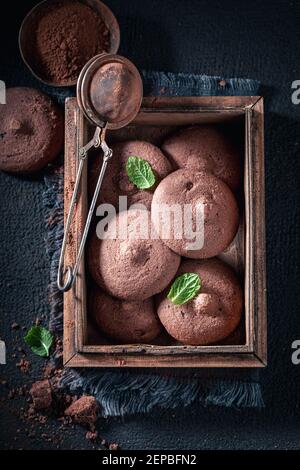 Frittelle di cioccolato fatte in casa come dolce danese al buio tabella Foto Stock