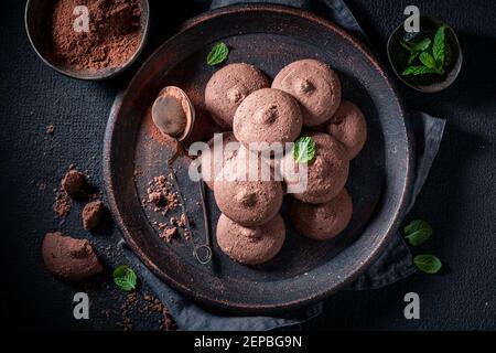 Deliziosi shortpane al cioccolato fatto di cacao, burro e zucchero su tavola scura Foto Stock