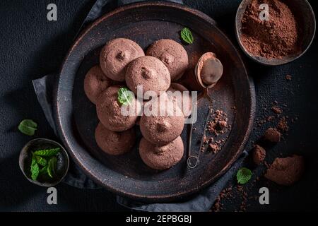 Deliziosi biscotti al cioccolato fondente come dolce danese tavolo scuro Foto Stock