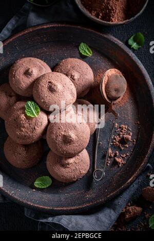 Deliziosi shortpani al cioccolato sul vecchio piatto in ceramica sul tavolo scuro Foto Stock