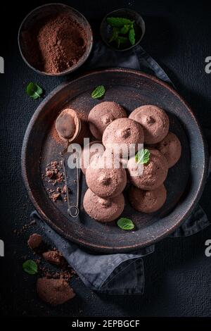 Shortpane fatto in casa di cioccolato fatto di cacao, burro e zucchero su tavola scura Foto Stock