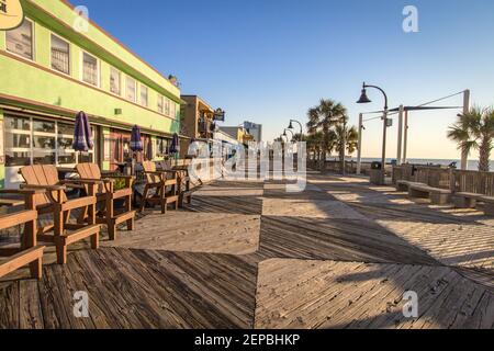 Myrytle Beach, South Carolina, USA - 25 febbraio 2021: Vista del lungomare di Myrtle Beach con aree da pranzo all'aperto vuote allestite per i clienti. Foto Stock