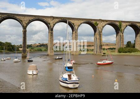 Un viadotto che attraversa il fiume a St Gers in Cornovaglia. Foto Stock