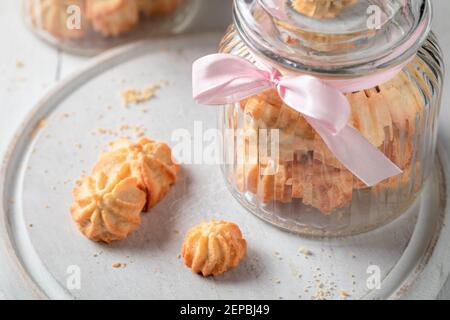 Biscotti fatti in casa shortbread come croccante e vaniglia snack su bianco tabella Foto Stock