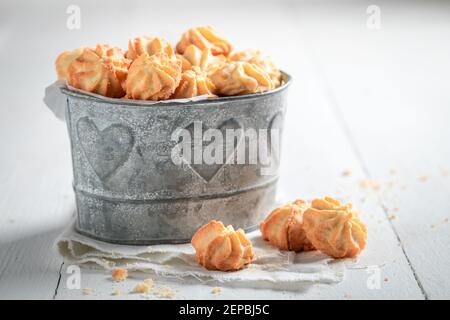 Biscotti dolci con shortbread croccanti e snack alla vaniglia su bianco tabella Foto Stock