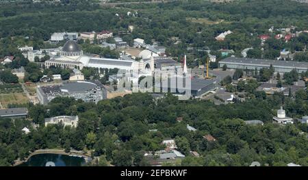 Spettacolare vista aerea (340 m) di Mosca, Russia. Vista dalla torre della televisione di Ostankino Foto Stock