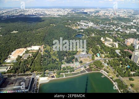 Spettacolare vista aerea (340 m) di Mosca, Russia. Vista dalla torre della televisione di Ostankino Foto Stock