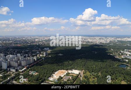 Spettacolare vista aerea (340 m) di Mosca, Russia. Vista dalla torre della televisione di Ostankino Foto Stock