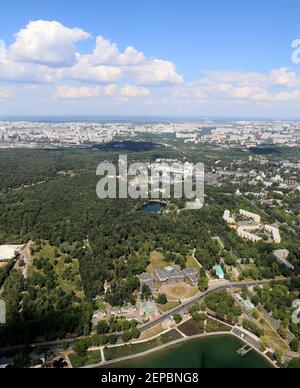 Spettacolare vista aerea (340 m) di Mosca, Russia. Vista dalla torre della televisione di Ostankino Foto Stock