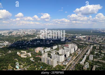 Spettacolare vista aerea (340 m) di Mosca, Russia. Vista dalla torre della televisione di Ostankino Foto Stock